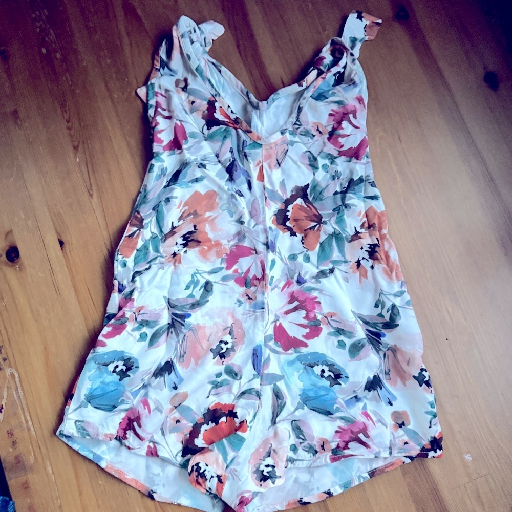 Shore floral romper size Xs nwot